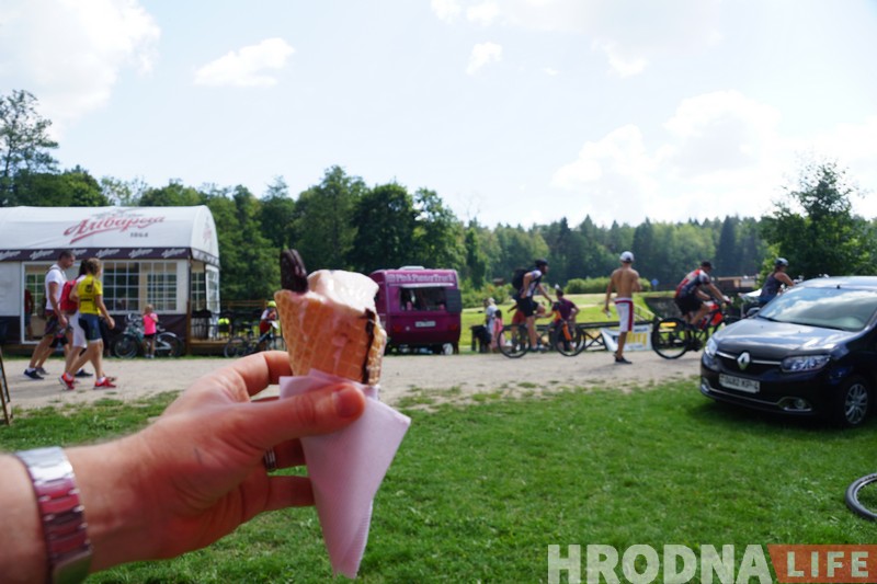 Детская мечта привела в бизнес. Фудтрак «Розовая пантера» угощал «Суседзяў» мороженым и не только Детская мечта привела в бизнес. Фудтрак «Розовая пантера» угощал «Суседзяў» мороженым и не только