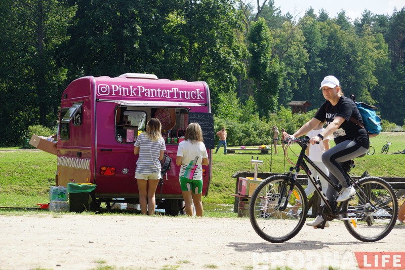 Детская мечта привела в бизнес. Фудтрак «Розовая пантера» угощал «Суседзяў» мороженым и не только Детская мечта привела в бизнес. Фудтрак «Розовая пантера» угощал «Суседзяў» мороженым и не только