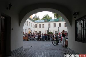 Фестиваль в дворике музея истории религии.