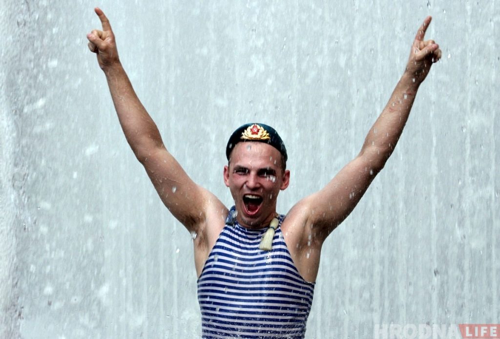 ФОТО: Гродненские десантники отмечают День ВДВ