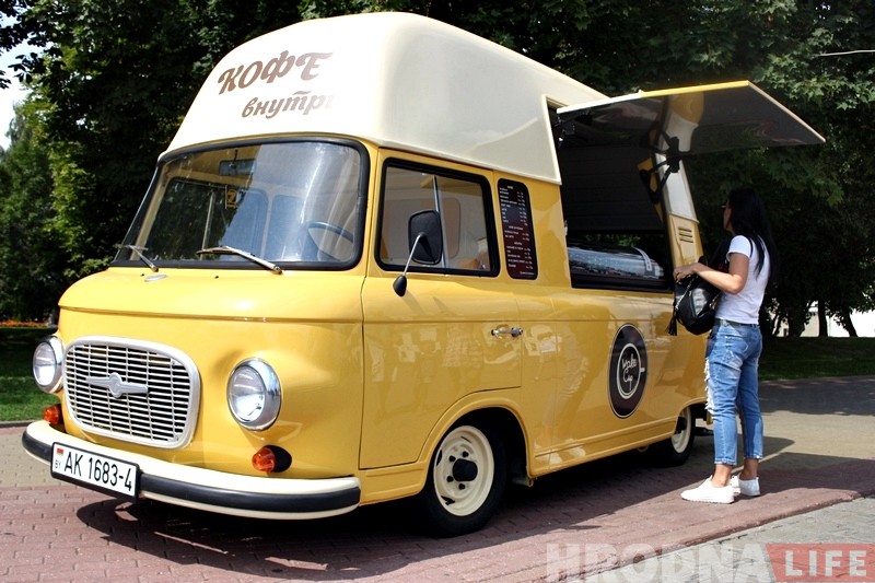 Ещё один фудтрак: гродненцы восстановили старый фургон и продают там напитки Ещё один фудтрак: гродненцы восстановили старый фургон и продают там напитки