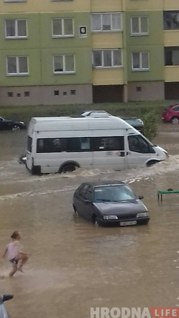 ВИДЕО: Сильный ливень затопил Ольшанку - поплыла улица Орды ВИДЕО: Сильный ливень затопил Ольшанку - поплыла улица Орды