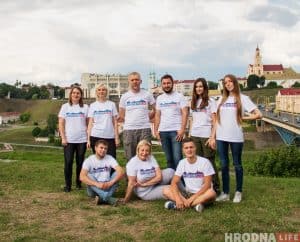 Журналисты посадили ивы, а главный архитектор – ягодную яблоню. В парке Жилибера появились новые деревья