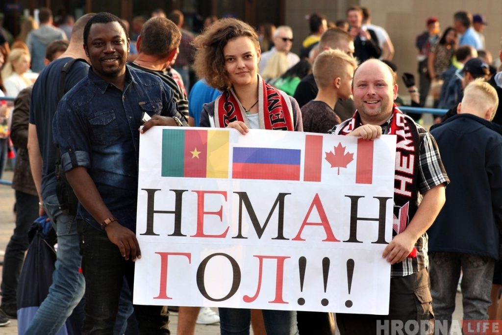 «Хоккей объединяет». Как туристы в Гродно болели за "Неман"