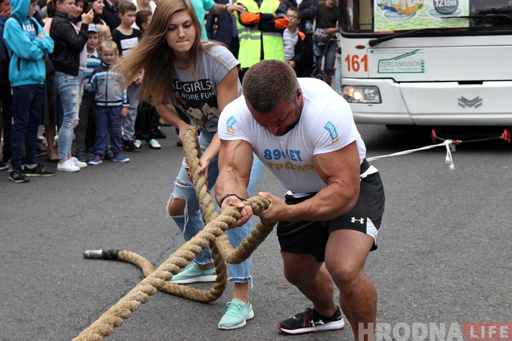 Гродненский богатырь Александр Кодис сдвинул с места 12-тонный троллейбус Гродненский богатырь Александр Кодис сдвинул с места 12-тонный троллейбус