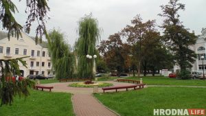 Сквер за "текстилями" переживает последнюю осень: там построят офисный центр. Что думают гродненцы? Сквер за "текстилями" переживает последнюю осень: там построят офисный центр. Что думают гродненцы?