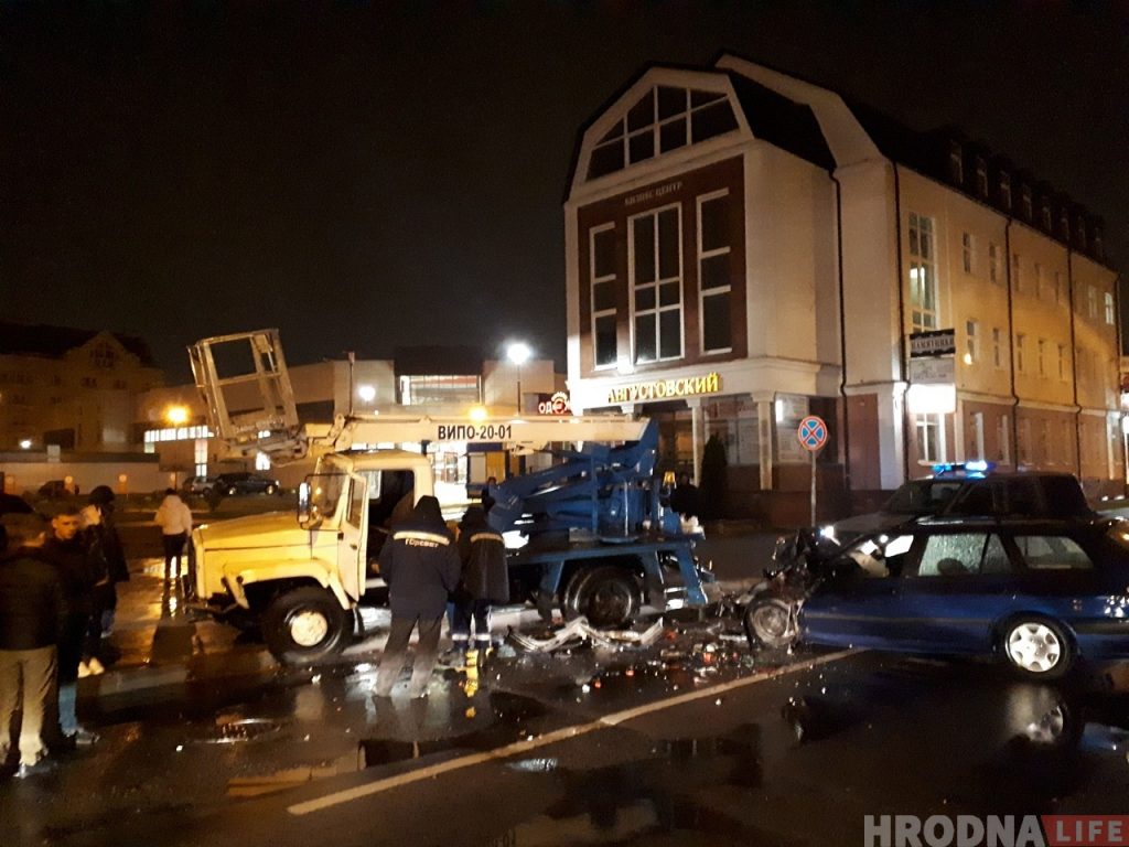 На Тимирязева легковушка на скорости врезалась в автовышку. Водитель убежал 