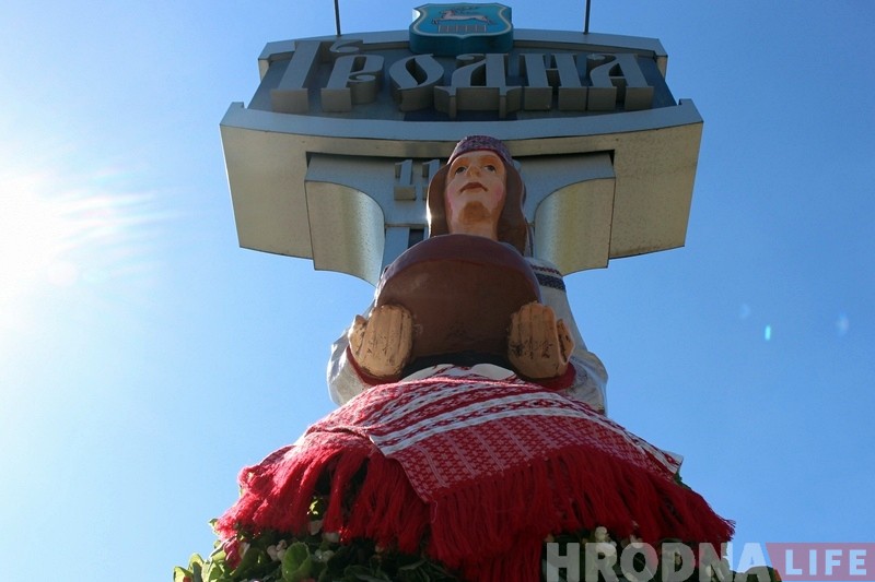 Трехметровая Алеся уже не встречает гостей на М6: ее убрали перед приездом Лукашенко Трехметровая Алеся уже не встречает гостей на М6: ее убрали перед приездом Лукашенко