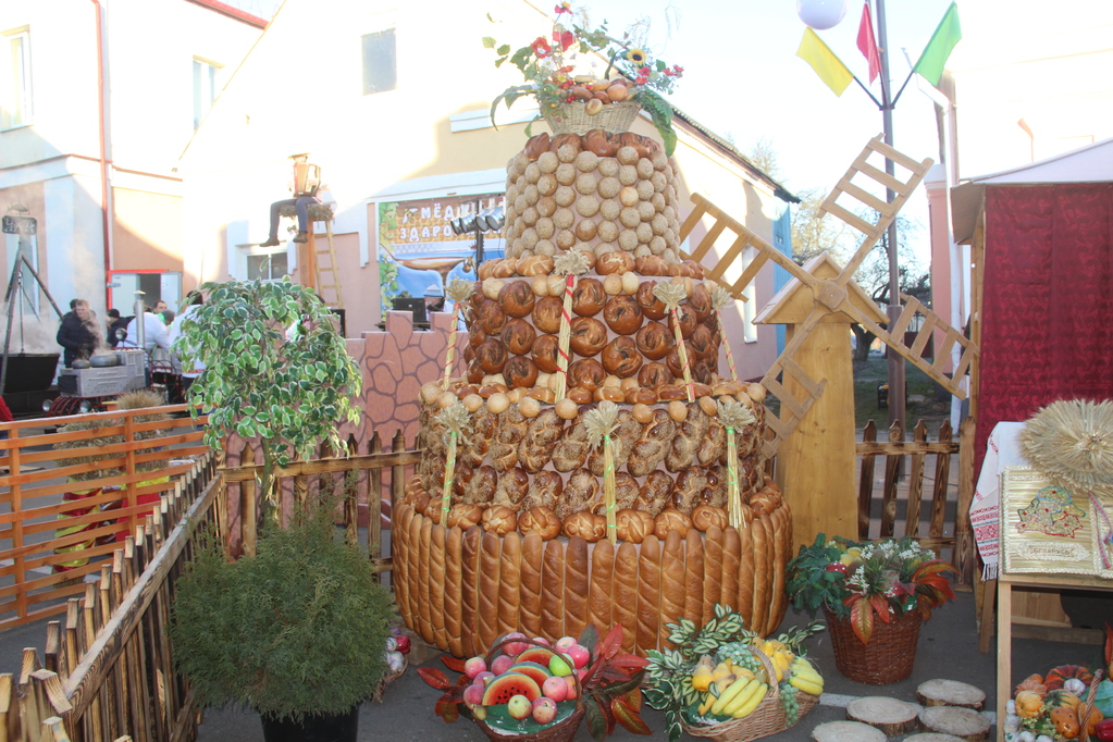 "Дожинки" в Ивье: фуд-арт и агро-треш. Смотрим, чего было больше