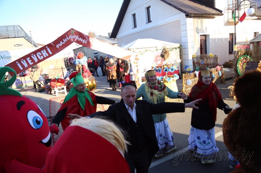 "Дожинки" в Ивье: фуд-арт и агро-треш. Смотрим, чего было больше