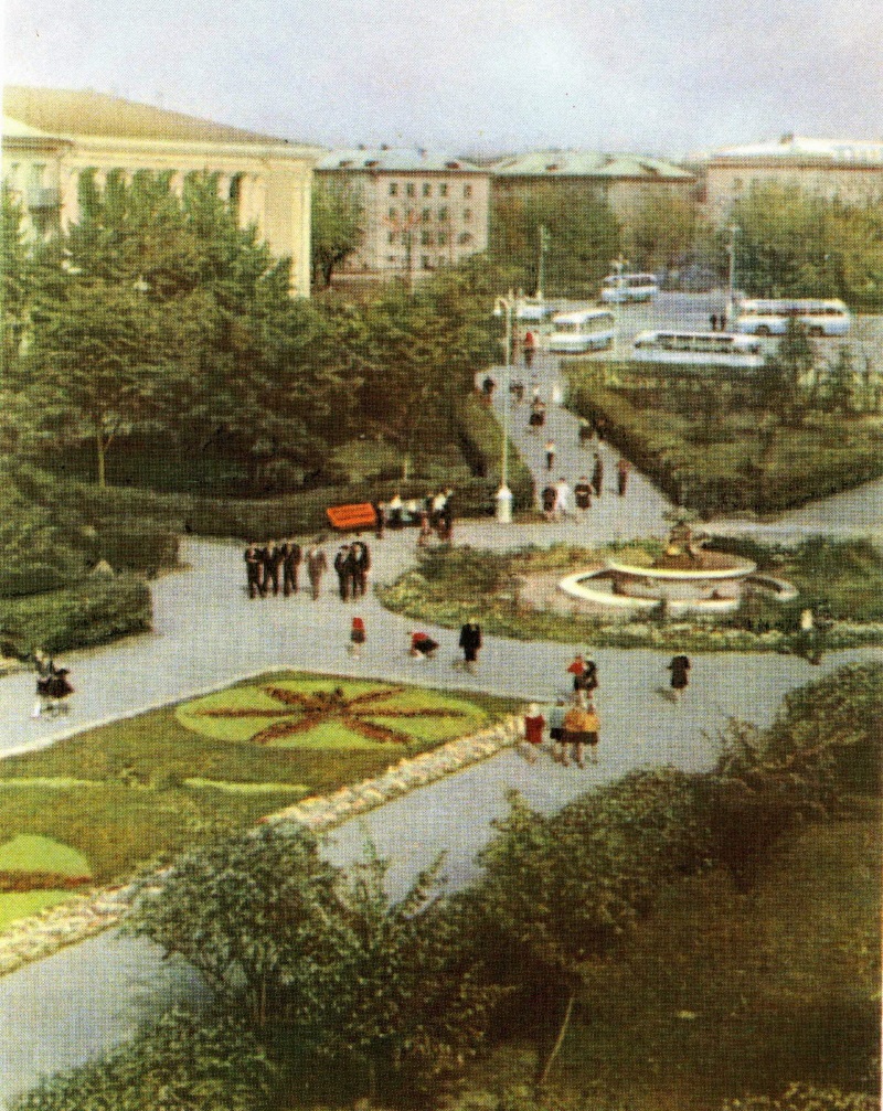 Фото 1968 г. Деревья на Советской площади должны были сохраниться и в 2006 году, но кто-то принял решение их спилить.