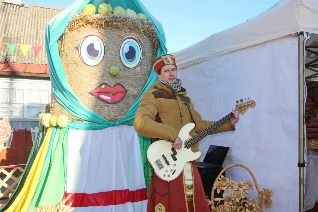 "Дожинки" в Ивье: фуд-арт и агро-треш. Смотрим, чего было больше