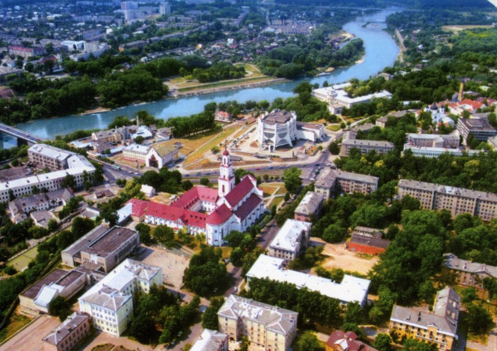 Здымак 2000 года. У цэнтры не засталося і паловы гэтай зеляніны