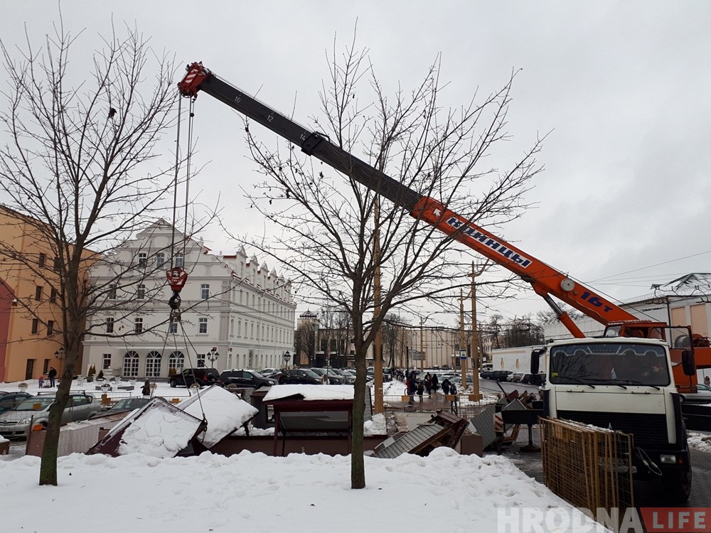 Знаменитый туалет-"метро" на Советской площади в Гродно снесли Знаменитый туалет-"метро" на Советской площади в Гродно снесли