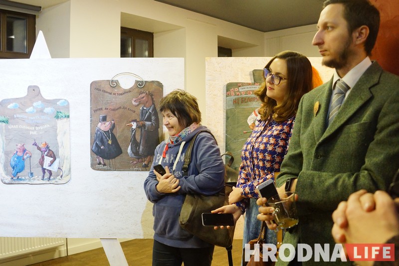 "Ну не свиньи, а?" Алесь Суров представил в Гродно выставку "В стране сала" "Ну не свиньи, а?" Алесь Суров представил в Гродно выставку "В стране сала"