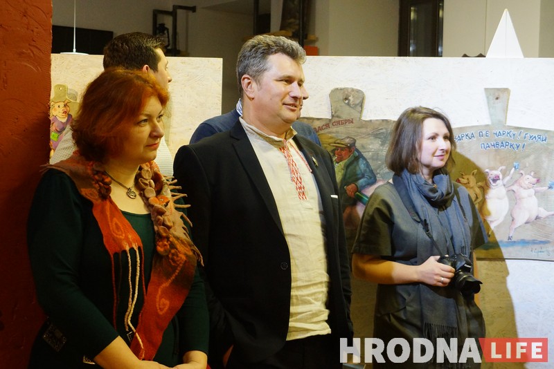 "Ну не свиньи, а?" Алесь Суров представил в Гродно выставку "В стране сала" "Ну не свиньи, а?" Алесь Суров представил в Гродно выставку "В стране сала"