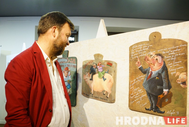 "Ну не свиньи, а?" Алесь Суров представил в Гродно выставку "В стране сала" "Ну не свиньи, а?" Алесь Суров представил в Гродно выставку "В стране сала"