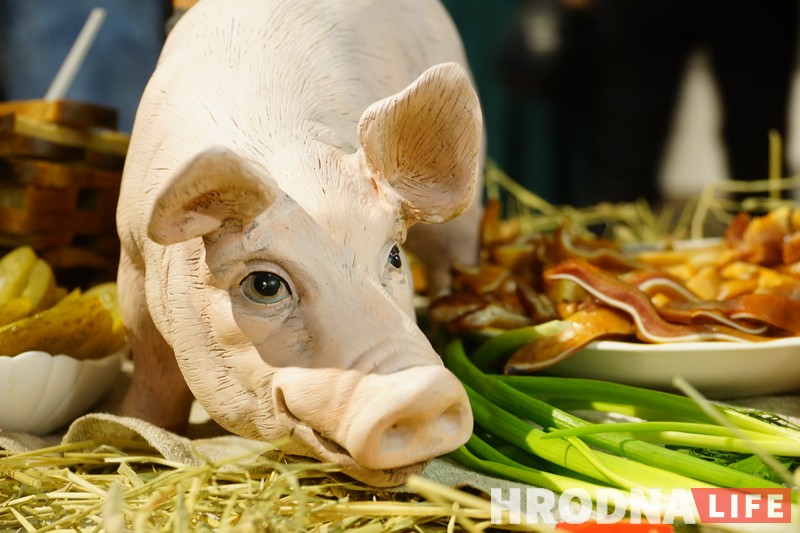 "Ну не свиньи, а?" Алесь Суров представил в Гродно выставку "В стране сала" "Ну не свиньи, а?" Алесь Суров представил в Гродно выставку "В стране сала"