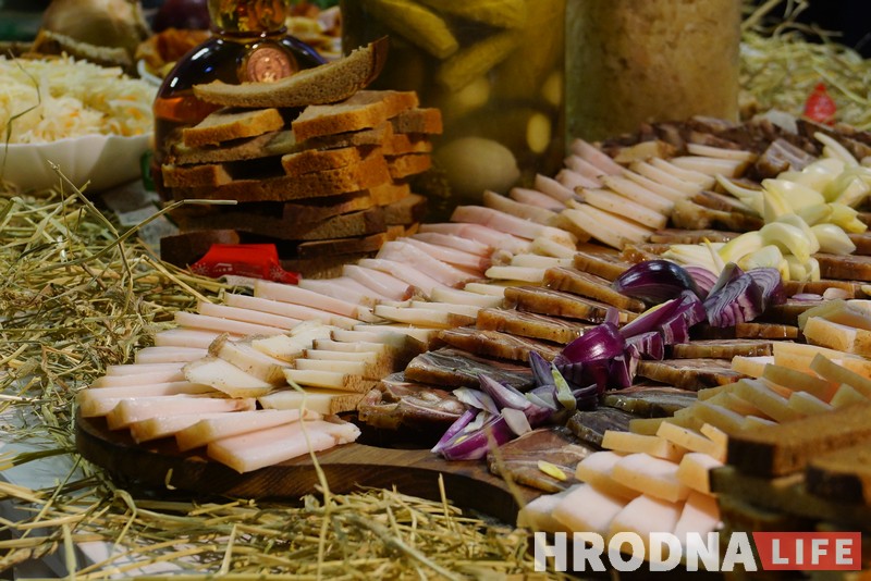 "Ну не свиньи, а?" Алесь Суров представил в Гродно выставку "В стране сала" "Ну не свиньи, а?" Алесь Суров представил в Гродно выставку "В стране сала"