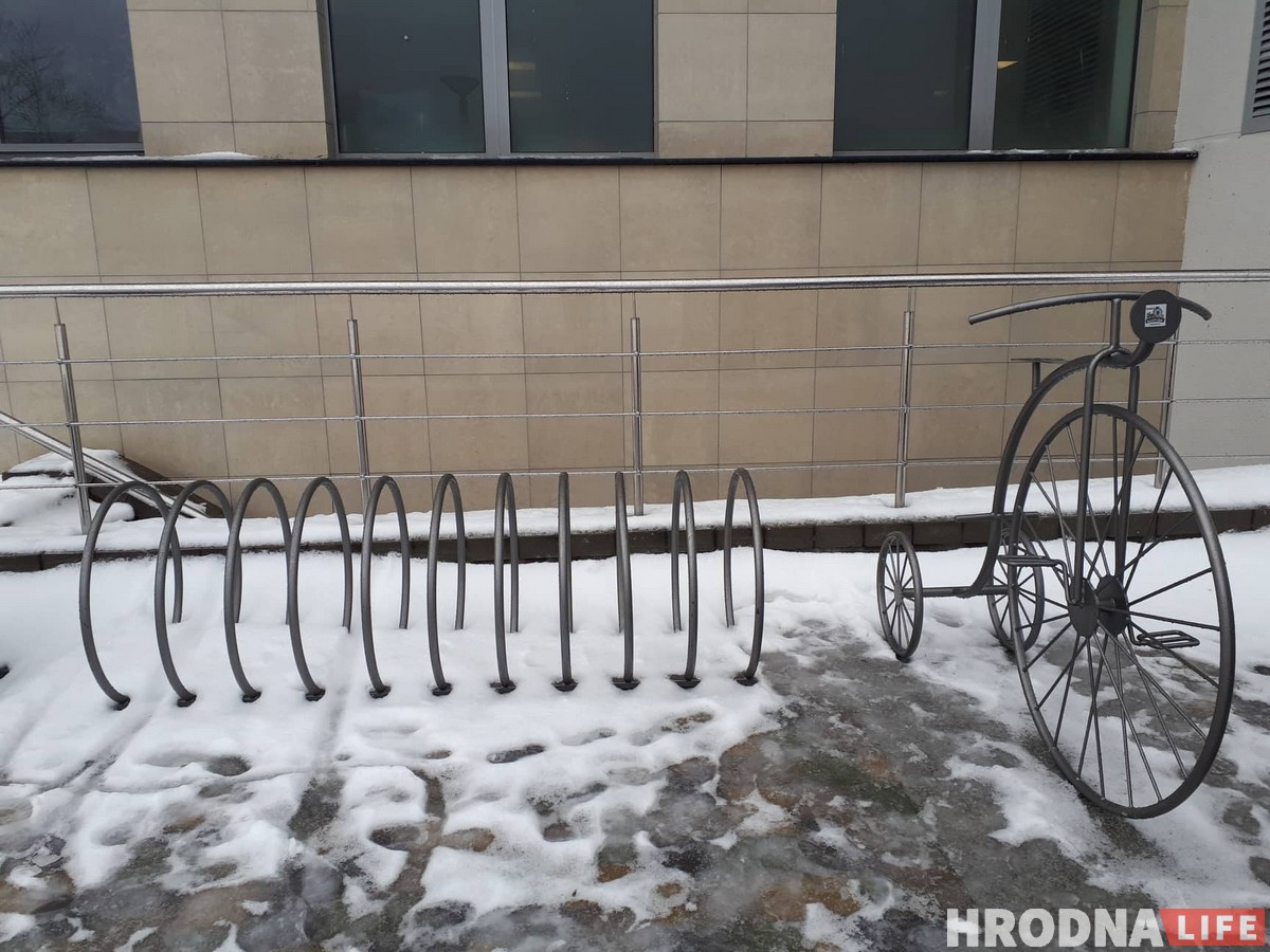 Смотрите, какая велопарковка появилась у филармонии. Это символ "ВелоГродно"? Смотрите, какая велопарковка появилась у филармонии. Это символ "ВелоГродно"?