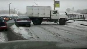 Большие заторы в центре Гродно. На Старом мосту развернуло ГАЗ