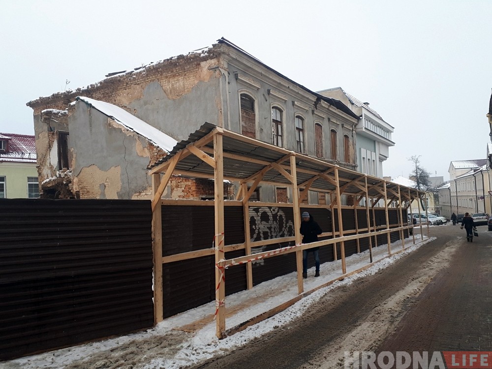 Останется только часть фасада: началась реконструкция заброшенного дома возле областного КГБ Останется только часть фасада: началась реконструкция заброшенного дома возле областного КГБ