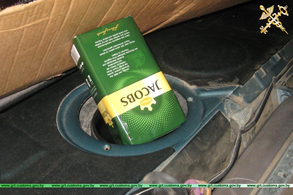 Белорус пытался переместить через границу 60 пачек кофе в спинках сидений и топливном баке (видео)
