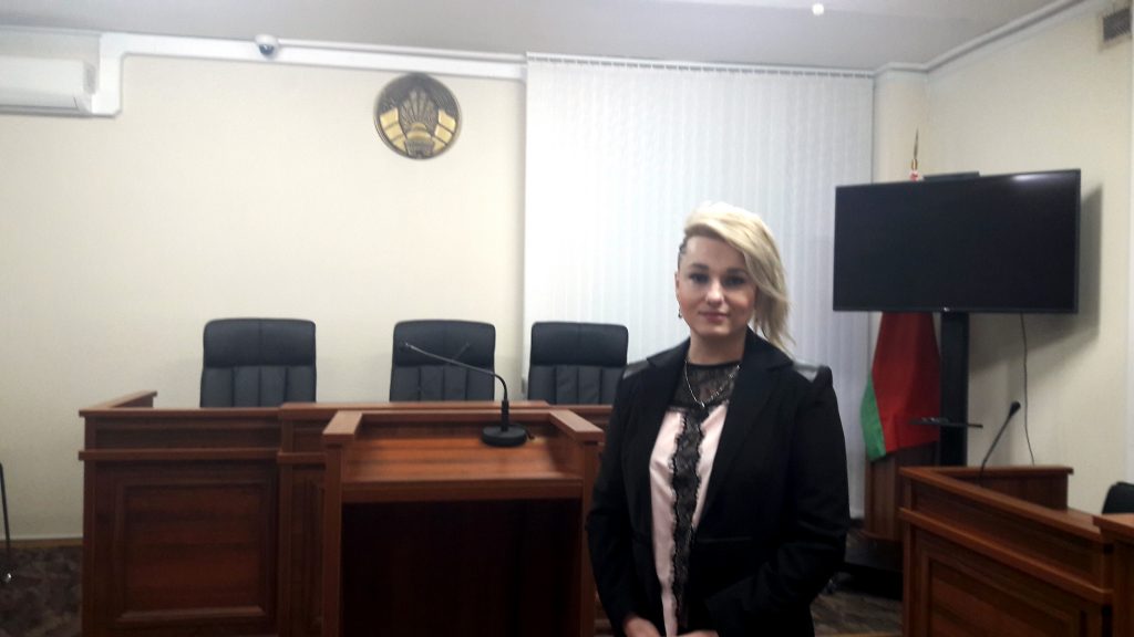 Гродненка, которой не выплачивали пособие на больного ребенка, пытается получить компенсацию за моральное давление. Областной суд не удовлетворил требование