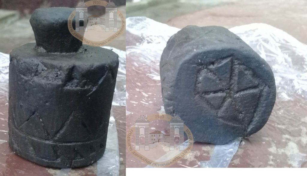 Еще одну шахматную фигуру второй половины XIII века обнаружили археологи на Замковой горе