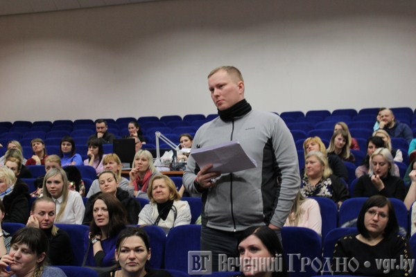 Поликлиника, отопление и новые магазины. Мечислав Гой встретился с жителями Ольшанки Поликлиника, отопление и новые магазины. Мечислав Гой встретился с жителями Ольшанки