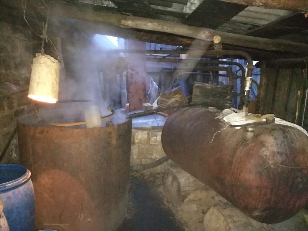 В Гродненской области уничтожили 2 тонны браги и ликвидировали мини-заводы по производству самогона