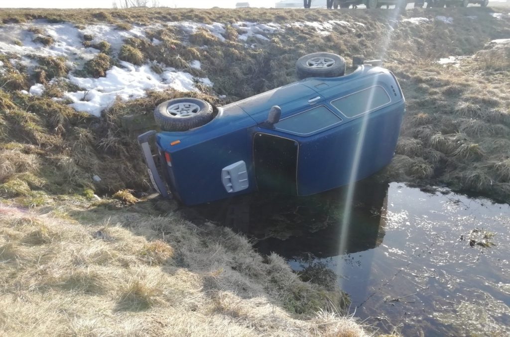 Заведующую фермой уволили за пьянство. За это она угнала служебный автомобиль и перевернулась на нем