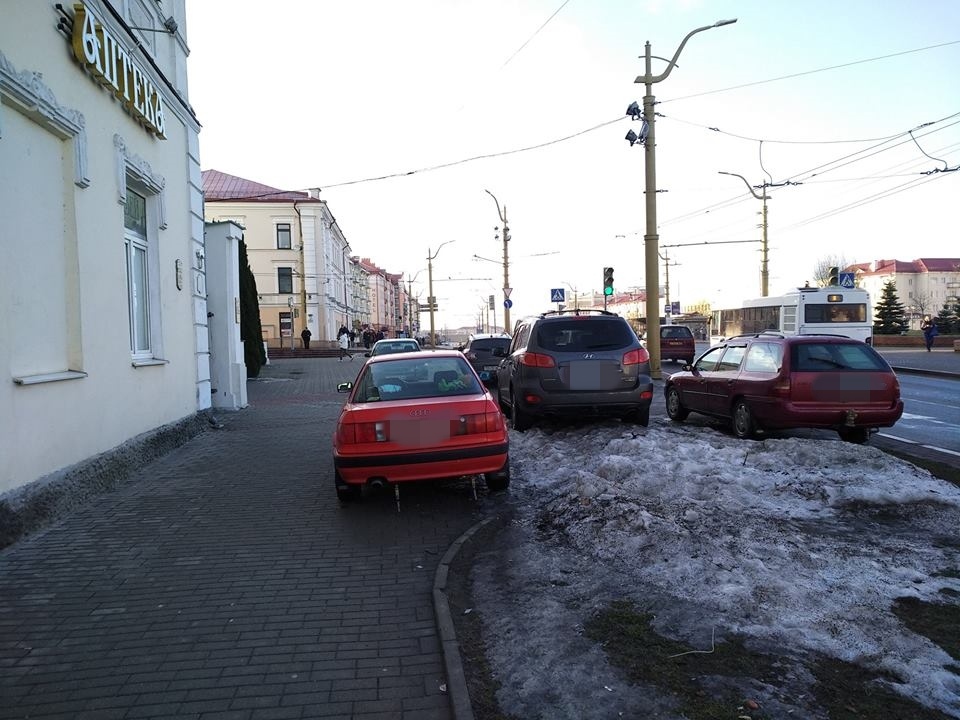 На тротуаре возле Фарного установили ограничители парковки На тротуаре возле Фарного установили ограничители парковки