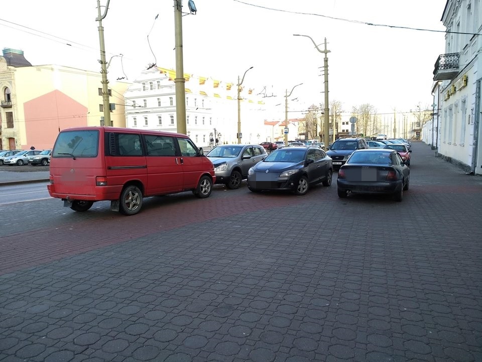 На тротуаре возле Фарного установили ограничители парковки На тротуаре возле Фарного установили ограничители парковки