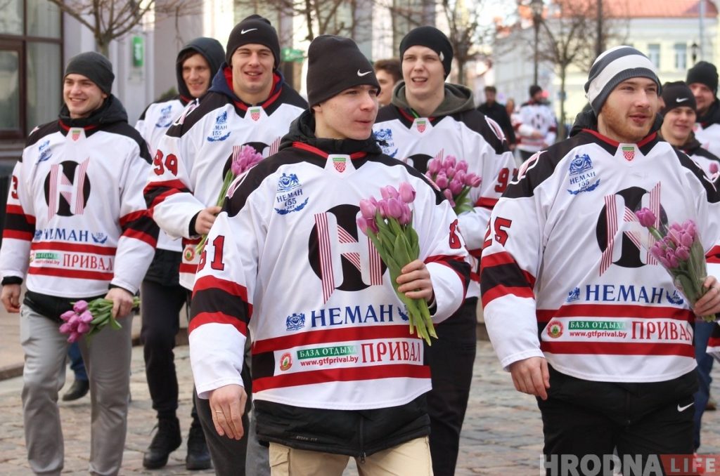 Хоккейный "Неман" вышел в центр Гродно и поздравил женщин с 8 марта