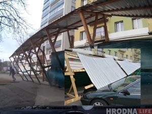 В Гродно на машину упал строительный забор. Владелец обратился в прокуратуру В Гродно на машину упал строительный забор. Владелец обратился в прокуратуру