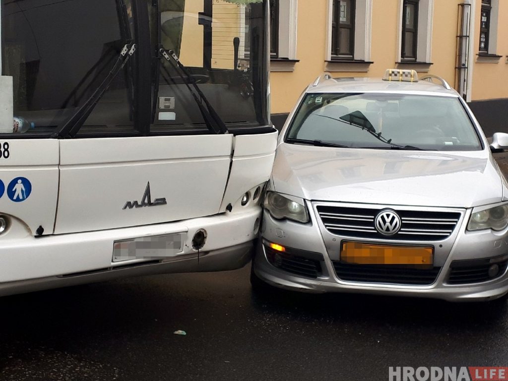 Фотофакт: на Кирова произошла авария с участием автобуса и такси 