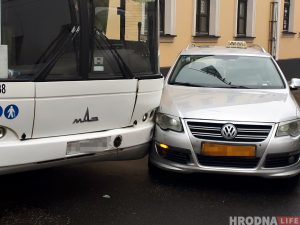 Фотофакт: на Кирова произошла авария с участием автобуса и такси Фотофакт: на Кирова произошла авария с участием автобуса и такси