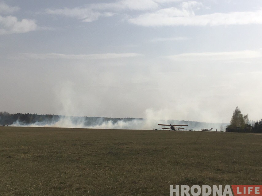 Сухая трава горела на старом аэродроме в Гродно Сухая трава горела на старом аэродроме в Гродно