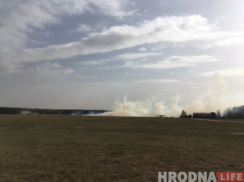 Сухая трава горела на старом аэродроме в Гродно Сухая трава горела на старом аэродроме в Гродно