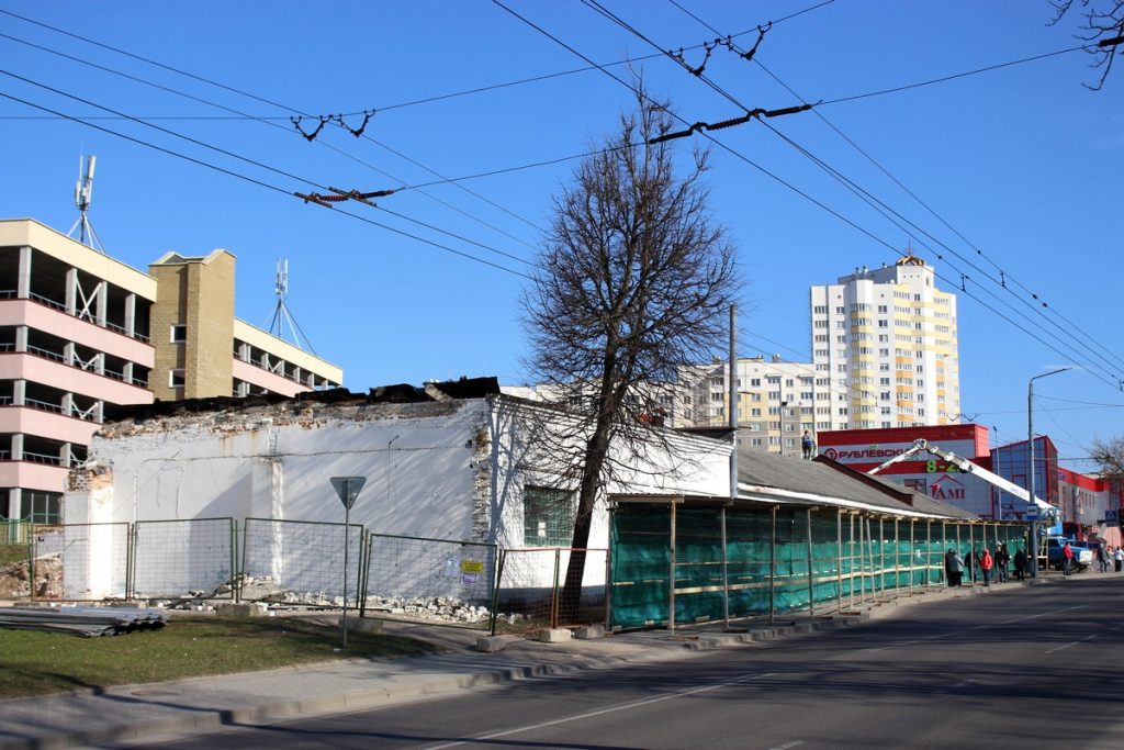 На Дзержинского разбирают гаражи. Там появится стоянка 