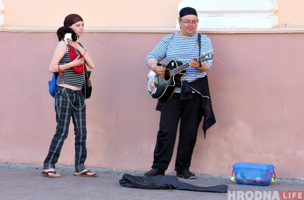 Пешеходка в Гродно: не только поросята, но кролики становятся друзьями уличных музыкантов
