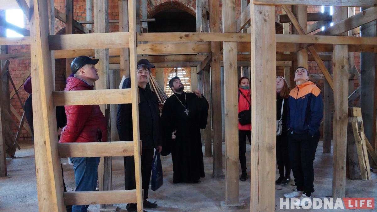 "А вы думали - обычный спальник". Единственная экскурсия Феста экскурсоводов за пределами центра прошла на Девятовке "А вы думали - обычный спальник". Единственная экскурсия Феста экскурсоводов за пределами центра прошла на Девятовке