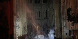 Горел собор Парижской Богоматери, обрушился шпиль. ВИДЕО