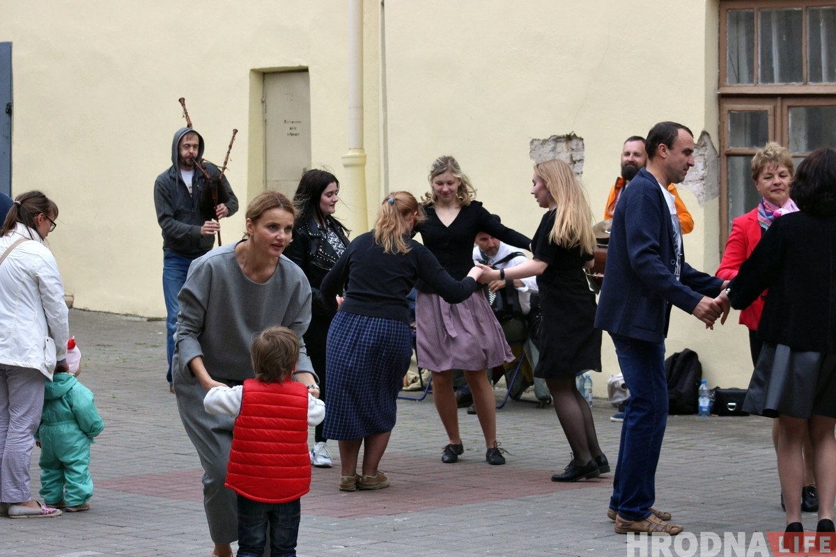 Белорусская музыка и танцы: в центре Гродно вновь оживает дворик Белорусская музыка и танцы: в центре Гродно вновь оживает дворик