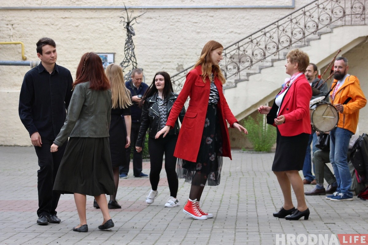 Белорусская музыка и танцы: в центре Гродно вновь оживает дворик Белорусская музыка и танцы: в центре Гродно вновь оживает дворик