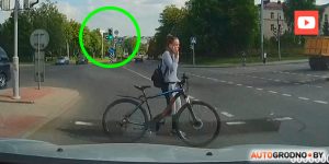 Велосипедистка в Гродно спешилась, но все равно пошла на красный. Что думают водители Велосипедистка в Гродно спешилась, но все равно пошла на красный. Что думают водители
