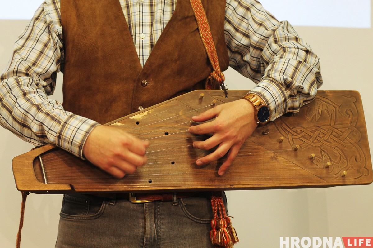 На "Мова Нанова" в Гродно выступил Александр Чумаков с рок-н-ролльными гуслями На "Мова Нанова" в Гродно выступил Александр Чумаков с рок-н-ролльными гуслями