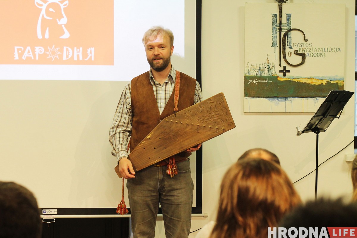 На "Мова Нанова" в Гродно выступил Александр Чумаков с рок-н-ролльными гуслями На "Мова Нанова" в Гродно выступил Александр Чумаков с рок-н-ролльными гуслями