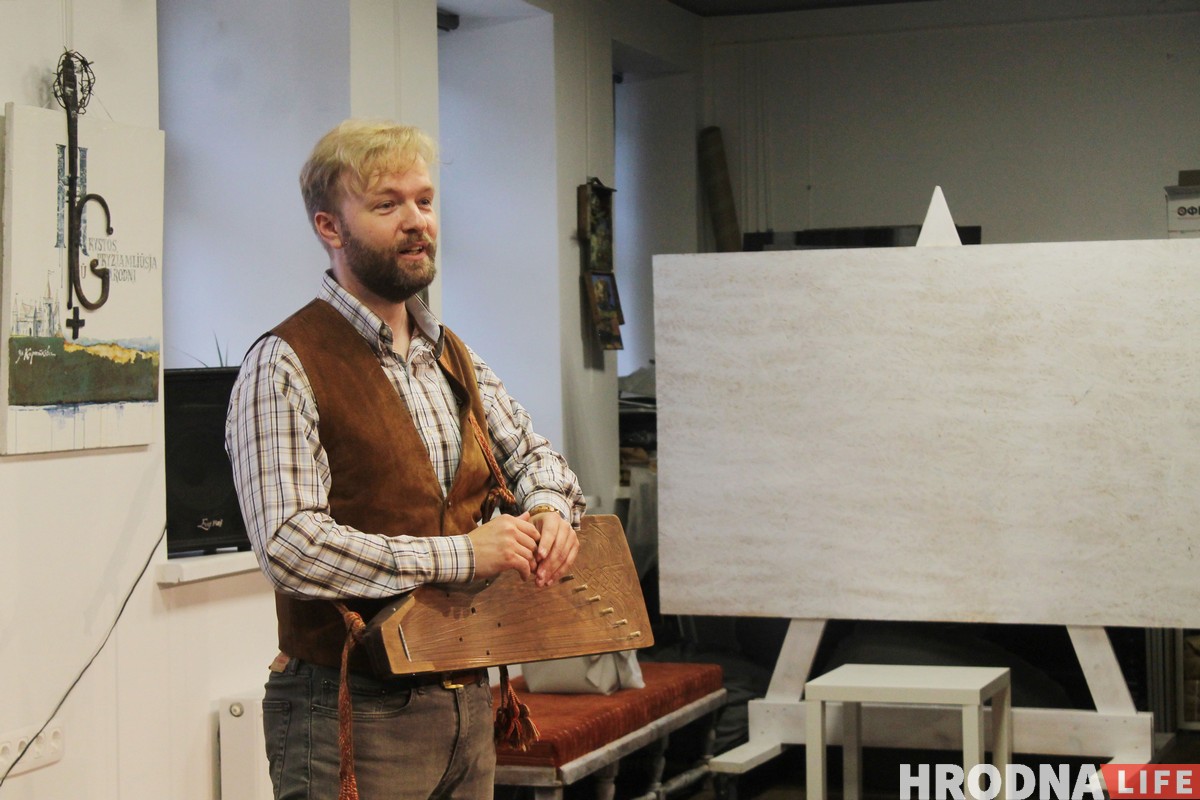 На "Мова Нанова" в Гродно выступил Александр Чумаков с рок-н-ролльными гуслями На "Мова Нанова" в Гродно выступил Александр Чумаков с рок-н-ролльными гуслями